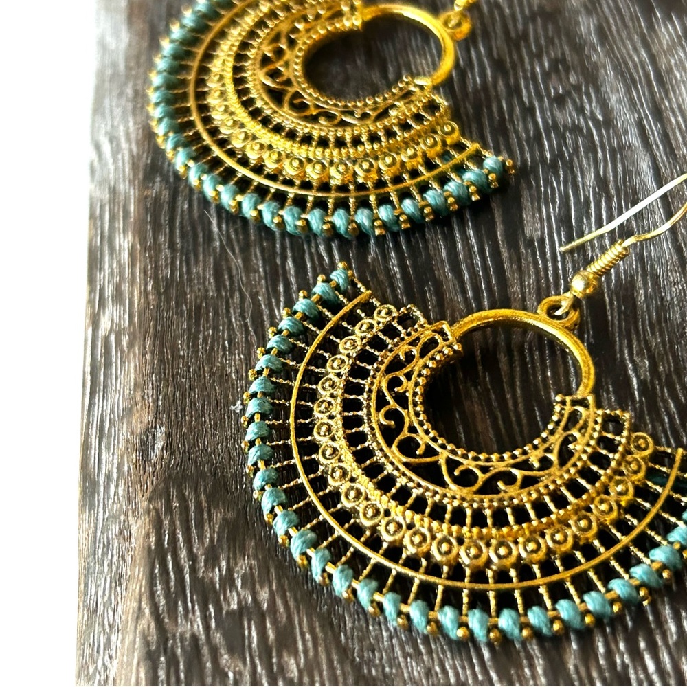 🏖️Beachy Bohemian Dangling Fan-Shaped Earrings. White, Turquoise or Black. - Picture 1 of 11
